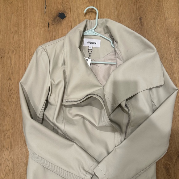 Women’s Leather Jacket - Picture 4 of 12